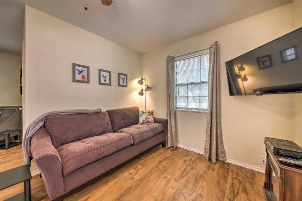 Canyon Lake Cottage with BBQ 1 Mi to Guadalupe River! image 4
