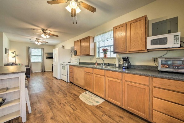Canyon Lake Cottage with BBQ 1 Mi to Guadalupe River! image 8