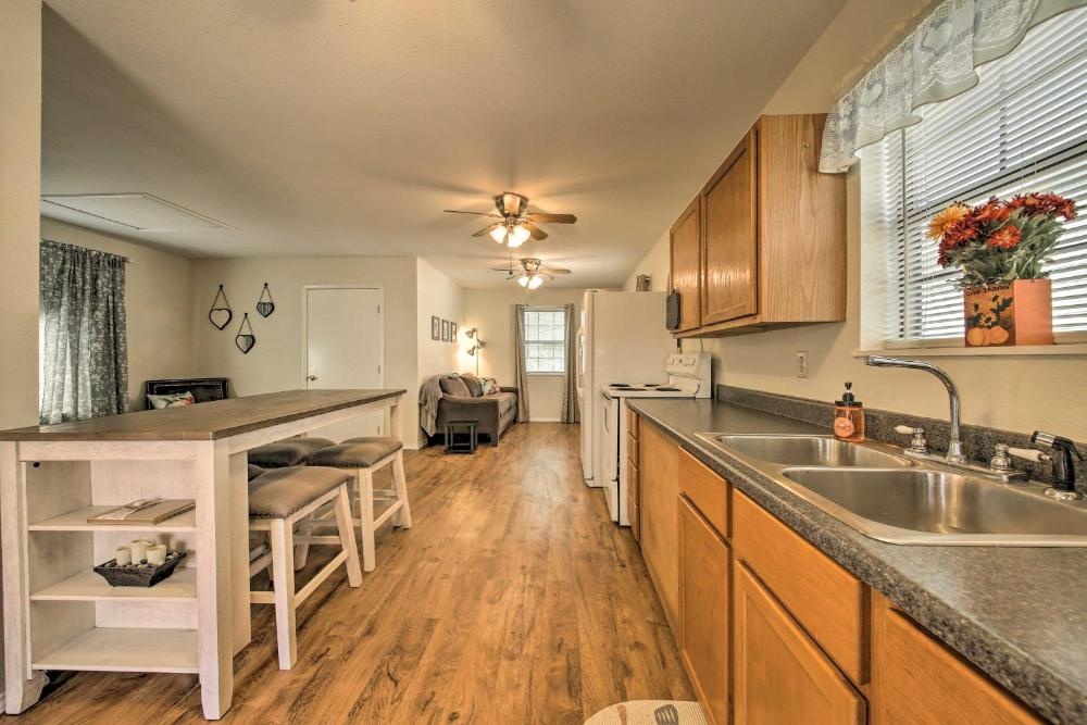 Canyon Lake Cottage with BBQ 1 Mi to Guadalupe River!